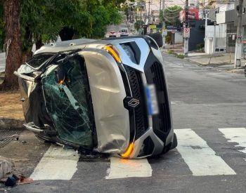 Carro capotou em acidente em Natal — Foto: Sérgio Henrique Santos/Inter TV Cabugi