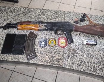Fuzil AK-47 foi apreendido em fiscalização em Mossoró — Foto: Divulgação/Polícia Civil