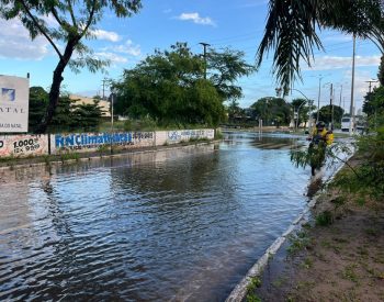 Alagamento na Avenida Ayrton Senna, no bairro Neópolis, em Natal, seguia nesta quarta, mesmo após fim das chuvas — Foto: Philipe Salvador/Inter TV Cabugi