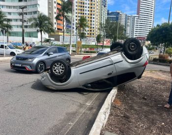 Carro capotado na rotatória de Ponta Negra, em Natal — Foto: Philipe Salvador/Inter TV Cabugi