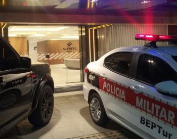 Homem é encontrado morto e algemado dentro de hotel, na orla de João Pessoa — Foto: Yanka Oliveira/TV Cabo Branco