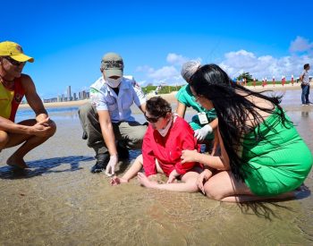 Criança com paralisia sai de UTI para ver o mar pela primeira vez no RN — Foto: Divulgação / CBMRN