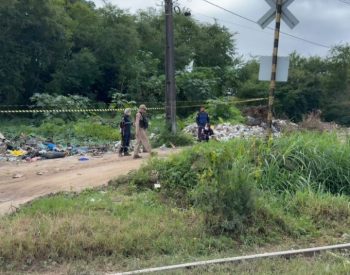Homem encontrado na linha do trem do bairro do Roger, em João Pessoa. — Foto: Reprodução Flávio Fernandes.