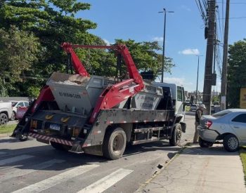 Acidente de trânsito entre três veículos na Avenida Tancredo Neves, em João Pessoa — Foto: Débora Luz/TV Cabo Branco.