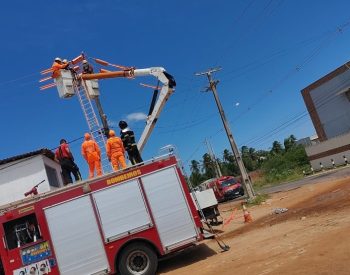 Trabalhadores foram retirados do cesto acoplado no guindaste — Foto: CMBRN/Reprodução