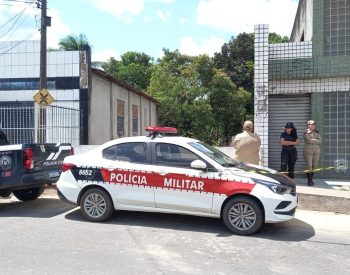 Corpo foi encontrado no Centro de Santa Rita — Foto: Silvia Torres/TV Cabo Branco