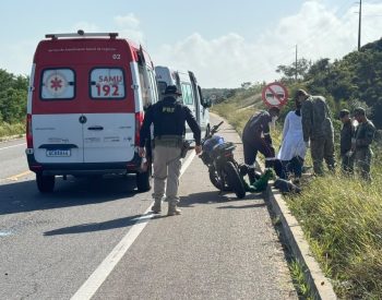 Acidente com 2 motos e bicicleta deixa 4 feridos na BR-101 Norte — Foto: Sérgio Henrique Santos/Inter TV Cabugi