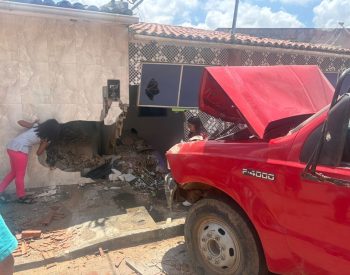 Caminhão carregado de tijolos desce ladeira e atinge duas casas em Dona Inês, na PB — Foto: Reprodução/Polícia Militar