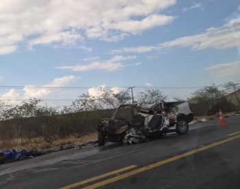 Homem morre em acidente entre caminhonete e carreta na BR-304 — Foto: Letícia Jácome