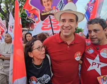 Cadu de Lula conversou com eleitores em Ponta Negra — Foto: Thiago César/Inter TV Cabugi