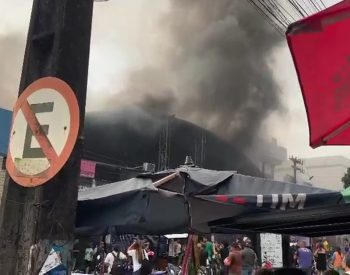 Incêndio no Centro Comercial de Passagem, em João Pessoa — Foto: Débora Luz/TV Cabo Branco