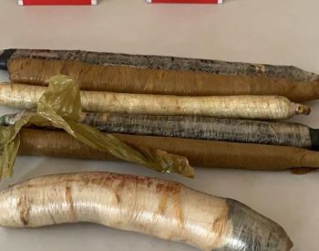 Explosivos encontrados dentro do veículo abandonado no matagal.