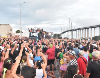 Avenida da Alegria: Multidão acompanha Xanddy Harmonia no carnaval de Natal em 2025 — Foto: Magnus Nascimento