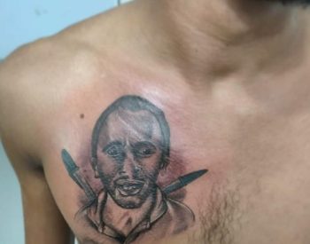 Joselito Júnior já tinha uma tatuagem, também feita pelo amigo, de outro meme da internet. Na coxa, ele carrega o desenho do “Negão do WhatsApp” — Foto: Reprodução.